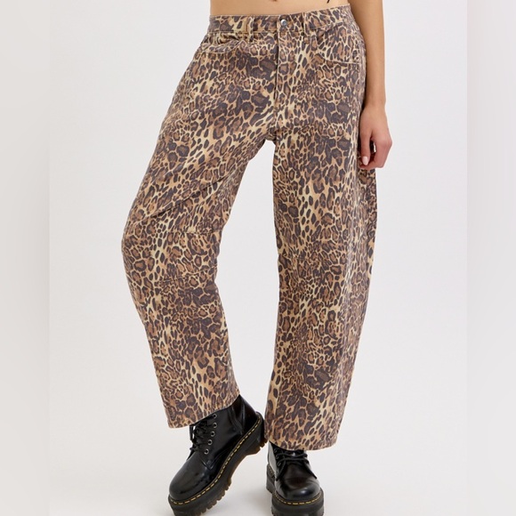 NWT Cello Leopard Cheetah Animal Print Horseshoe Barrel Relaxed Fit Jeans Denim - Picture 3 of 9